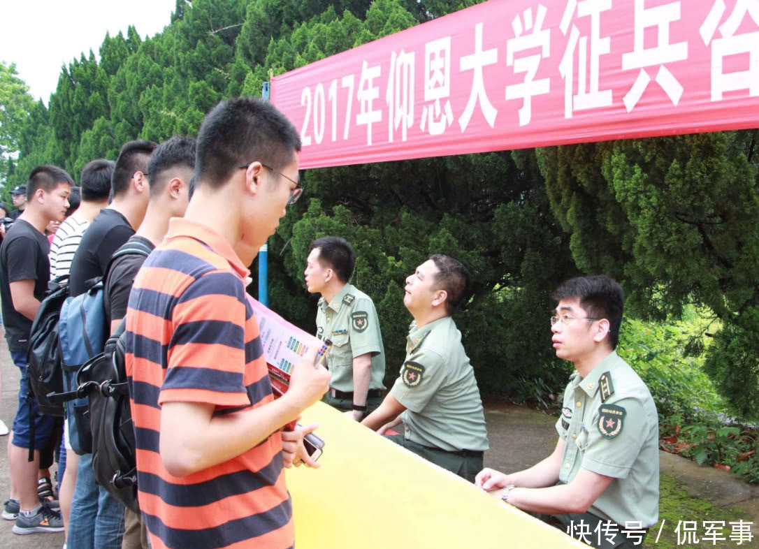 大学生去当兵与普通兵有什么区别,退役女兵亲