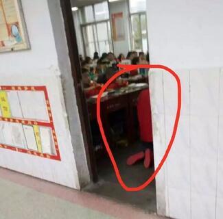 枣庄一初中生被老师罚跪?校方:是学生主动行为 枣庄一初中生被老师罚跪?校方:是学生主动行为