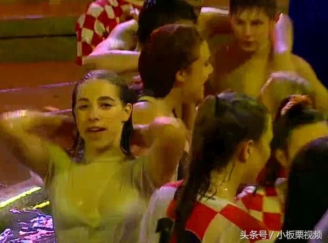 克罗地亚女球迷庆祝打进决赛玩湿身派对,场面