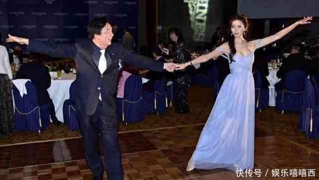 林志玲跳舞肩带滑落,男伴的眼神让人尴尬!网友