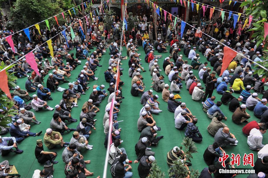 会礼结束后，由阿訇带领或各户分散游坟扫墓，为逝者祈祷。随后串亲访友，恭贺节日。