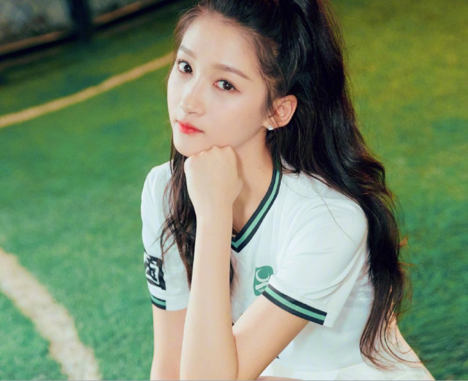 关晓彤当众回应大街上与鹿晗接吻事件,网友:人