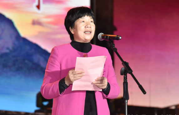 龙南经开区党工委书记,县委书记缪兰英在开幕式上致辞