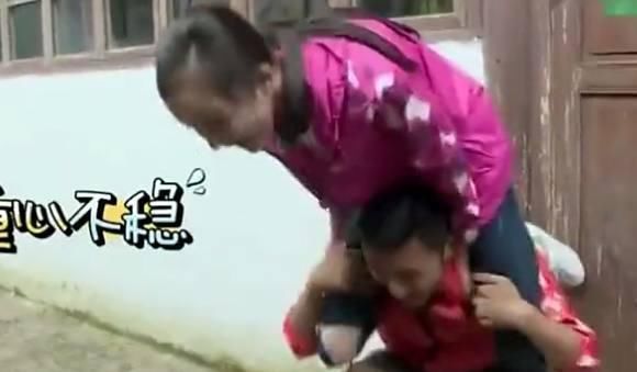 杨幂一屁股坐在了谢霆锋脖子上,网友:难道刘恺