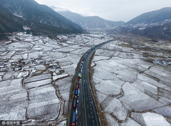 成都:雅西高速拖烏山段降大雪 彝海收費站現3公里車龍