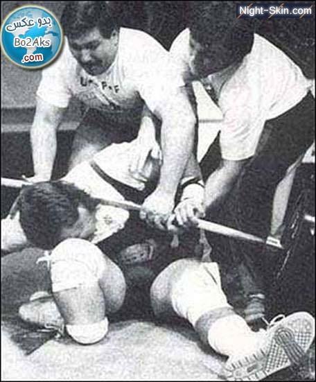 头部被杠铃砸到是举重选手最忌讳的事情。