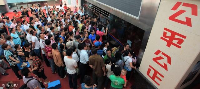 股市还会跌,因为大家都在聊房子,钱还在不断的