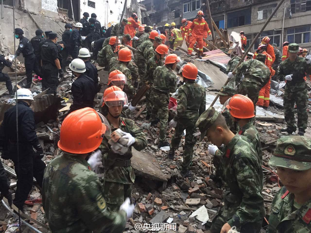 10月10日上午4时左右，鹿城工业区中央涂村中央街159号4间民房发生垮塌，多人被埋。目前，救援人员已陆续从现场救出26人，立即送往医院抢救。截至目前，其中已有20人确认死亡。