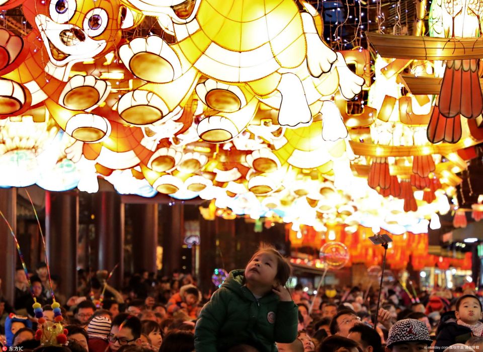 上海各旅游景点游客络绎不绝 孩子在肩上欢度