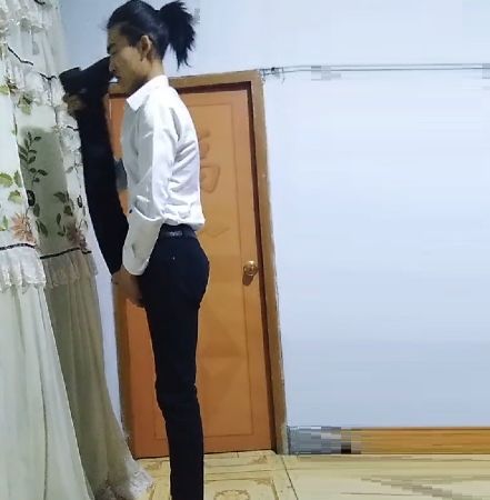 关上房门为老婆劈叉,转过身来竟被媳妇劈脸,