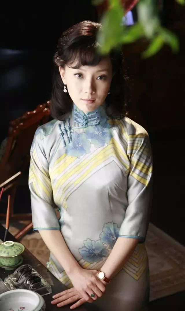 她是中国穿旗袍最美的女人,为爱甘当后妈,如今