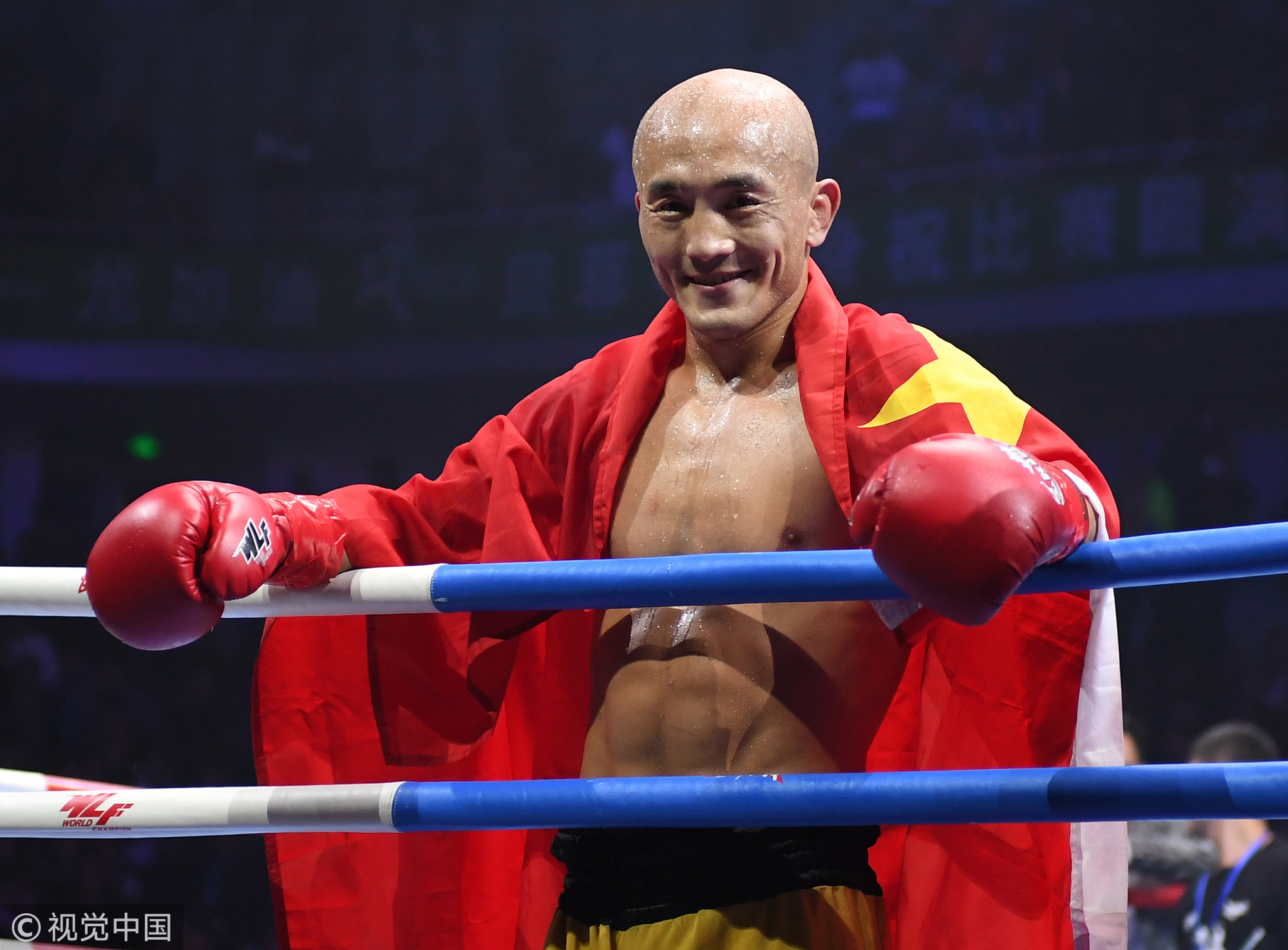 满地找牙!武僧一龙遭泰拳王4分钟ko