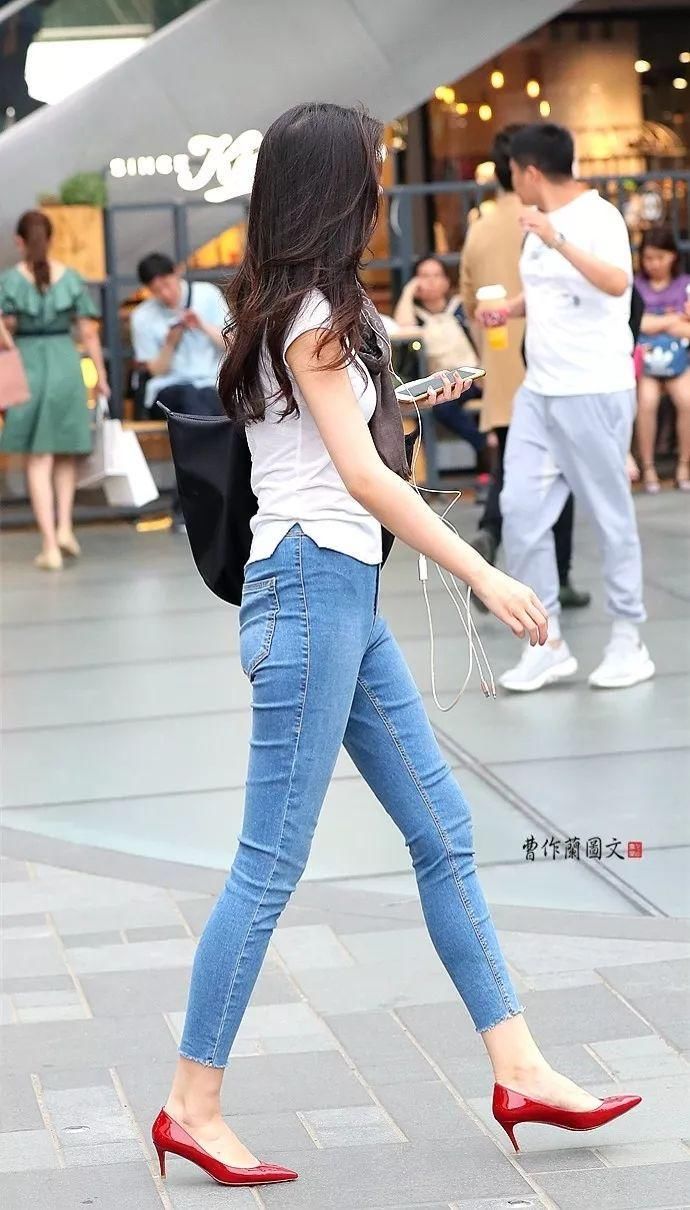 街拍:高跟鞋美女,除了女人味儿,还是女人味儿