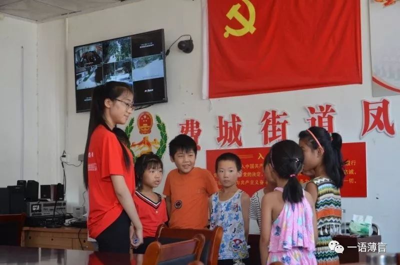 大学生下乡看望留守儿童,送去温暖与关怀,让他