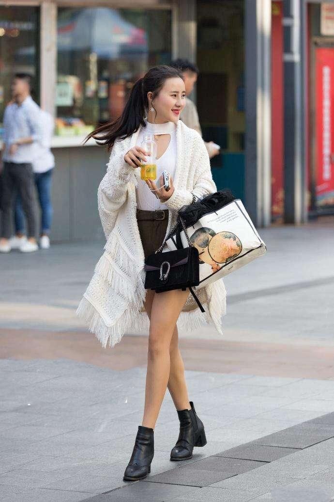 重庆街拍,露肩装上衣搭配破洞牛仔裤,张扬你的