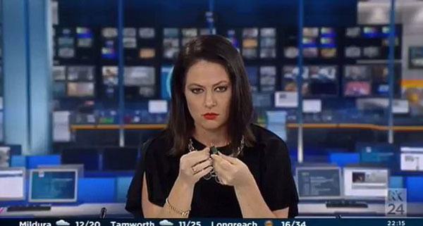 心不在焉？美国新闻主播直播时玩笔“被抓”