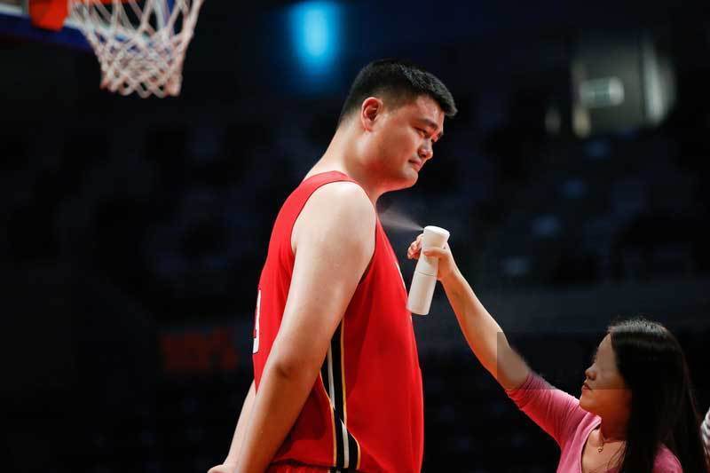 行走的表情包!姚明面部连续现搞笑神情