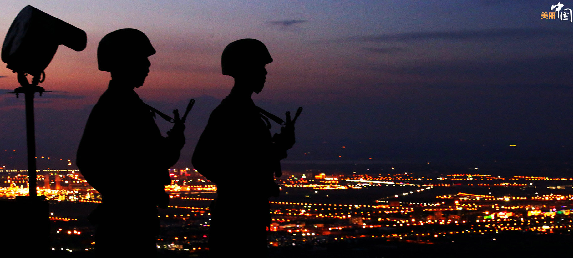 新疆军区某边防部队战士夕阳下的身影。彭花花 摄