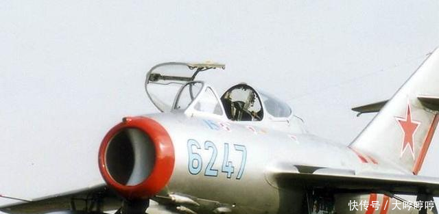 战机空中打靶 抛出的空弹壳直接落向小镇 砸死