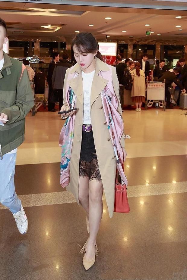 49岁伊能静现身机场 卡其色外套搭粉色围巾令