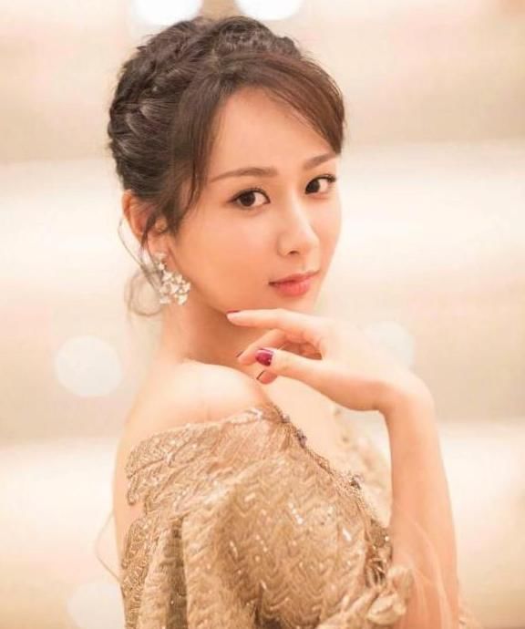 哈喽小伙伴们大家好,,今天与大家盘点一下娱乐圈里姓杨的明星谁最漂亮