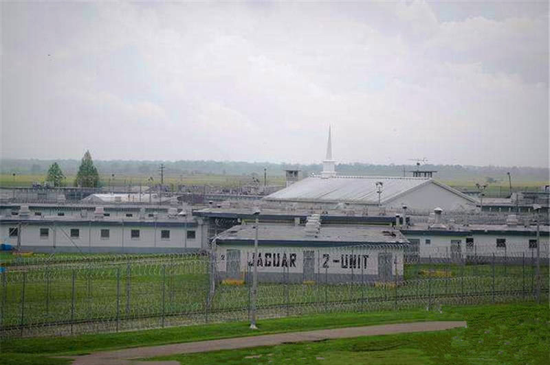 安哥拉监狱从外围看监狱安保级别也不是很高,但却从没有囚犯敢在这里