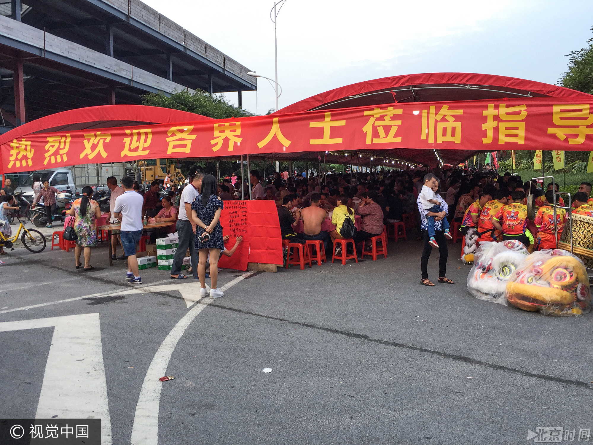 广州番禺区大石大山村每逢端午节都会短暂封路摆上九百多围龙船饭庆祝端午节!节日气氛浓厚,村民们其乐融融!