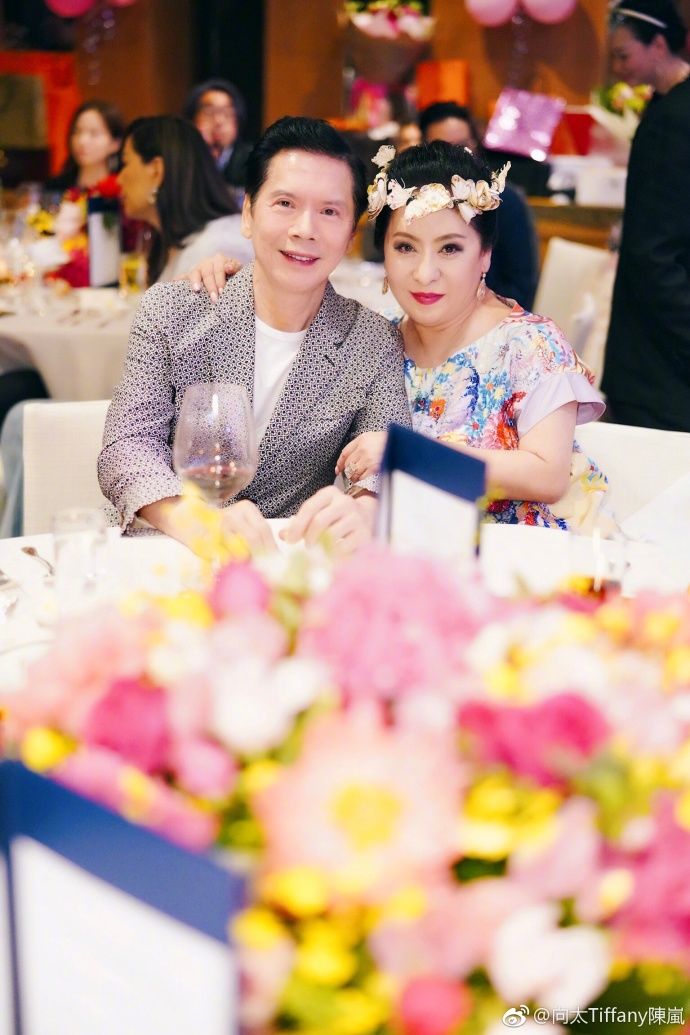 富豪团为吕良伟太太庆生,向华强的脸怎么了