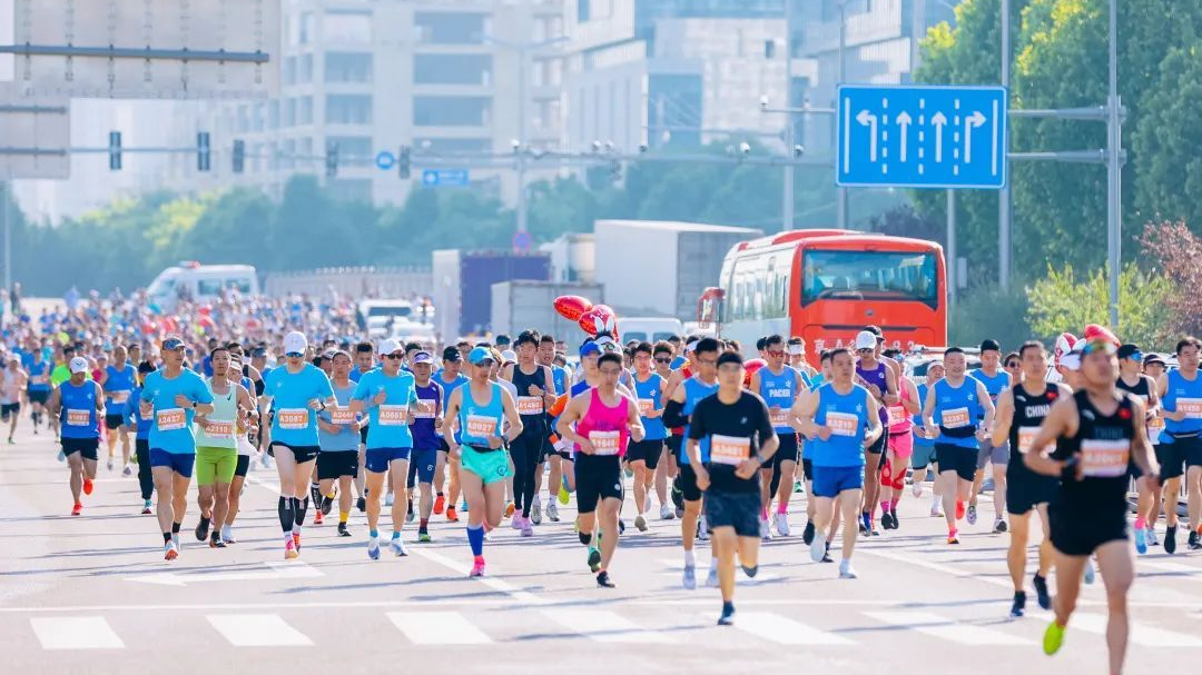 8000人参加通明湖半马，男女冠军决出！现场图来了→