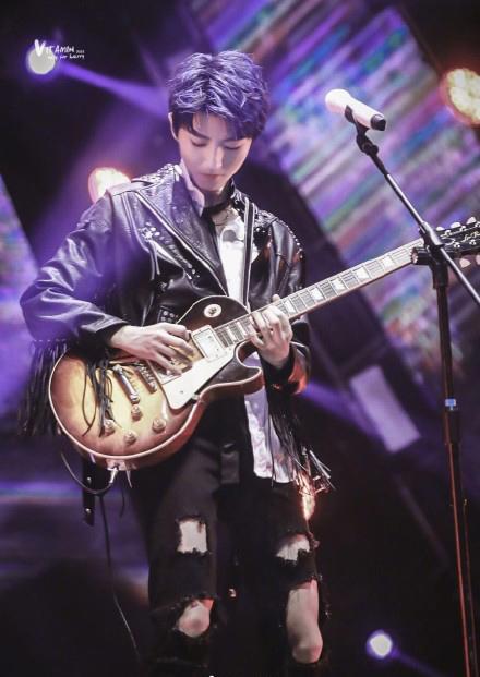 王俊凯的图片全身 t01170efde3063a8a6f.jpg?size=440x621