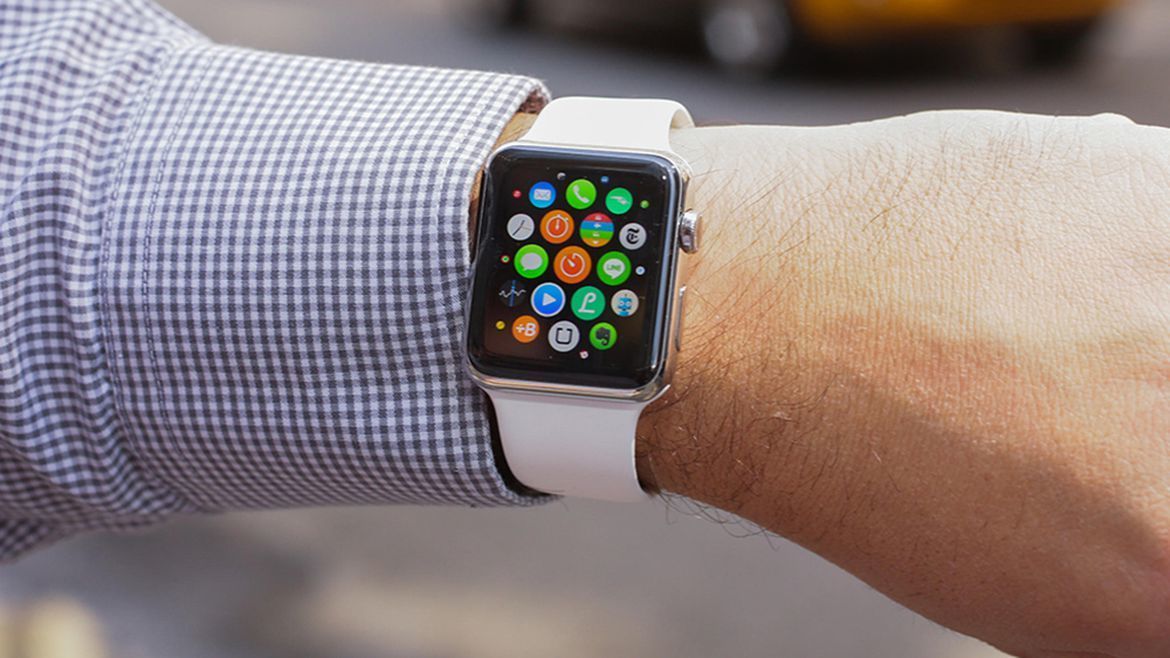 【Apple Watch(2015年推出)】
Apple Watch于2015年4月开售。苹果还没有公布过该款产品的销量数据,但据分析师们估计,Apple Watch上市首年的销量约为1200万,市场研究公司IDC称苹果是全球第三大可穿戴产品品牌。不过,据说该产品在进入上市第二年之后销售步伐显著减速,因而在今年3月降价。据传,第二代Apple Watch将配有GPS功能,定于今年9月于新一代iPhone一同发布。