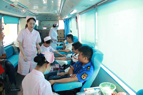 南太湖便民服务中心无偿献血活动正在进行(图