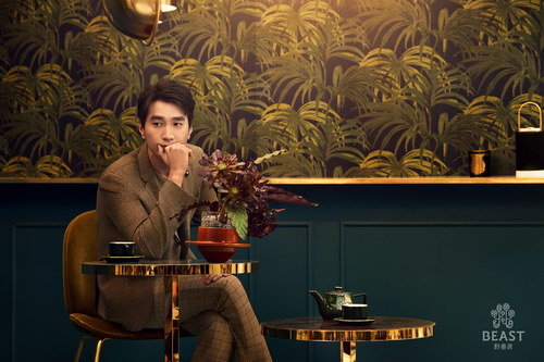 近日,赵又廷七夕大片曝光。在为艺术品牌野兽派拍摄的大片中,姑父穿越三个不同维度空间,扮演一位等待爱人的植物学家,更遇到特殊的旅伴。