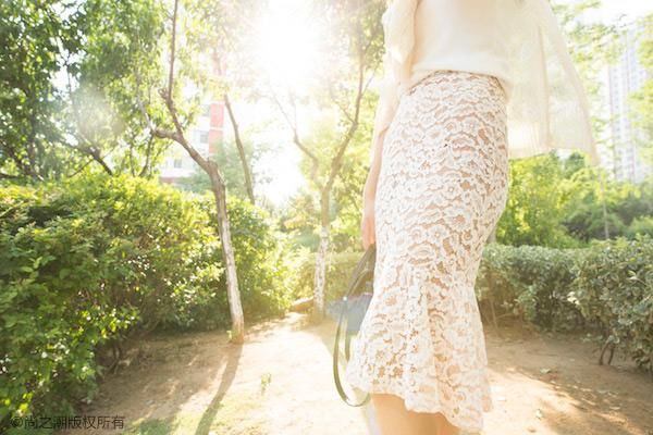 女生穿鱼尾裙该搭配什么上衣?性感的一字肩你
