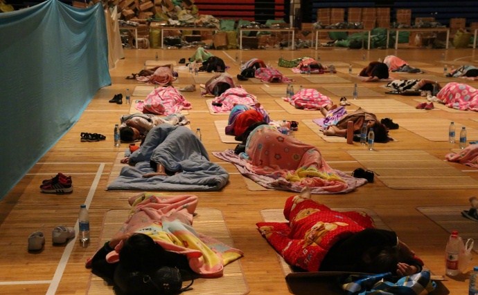 可怜天下父母心:送孩子入学 他们打地铺过夜