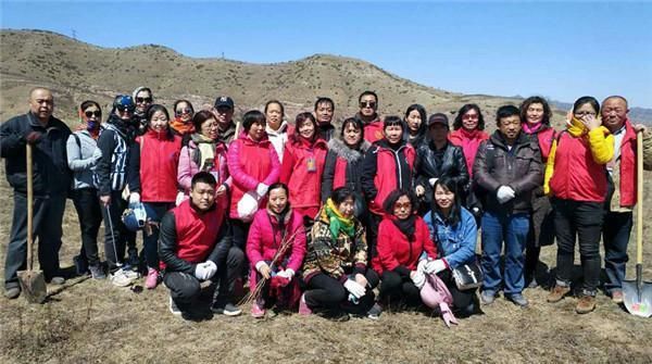 山西忻州春晖志愿者团队开展植树志愿活动