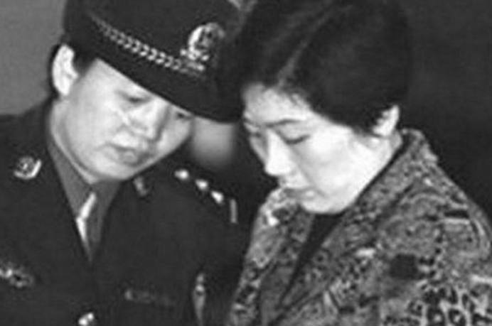 巨贪蒋艳萍:40个厅官倾倒石榴裙下,13年升迁至