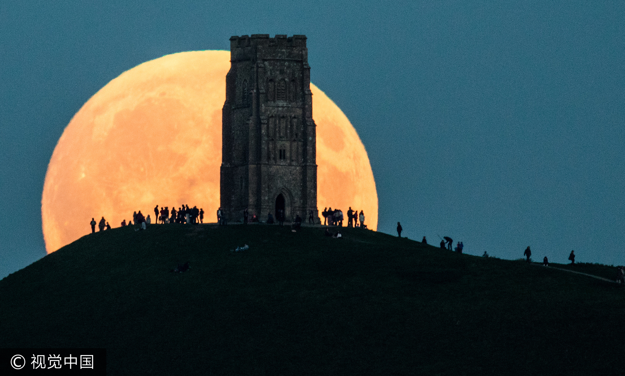 当地时间2015年9月27日，英国，一轮“超级月亮”正挂在天空中。