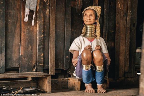 缅甸克扬族妇女以长脖子为美 从小佩戴铜颈圈 缅甸克扬族妇女以长脖子为美 从小佩戴铜颈圈