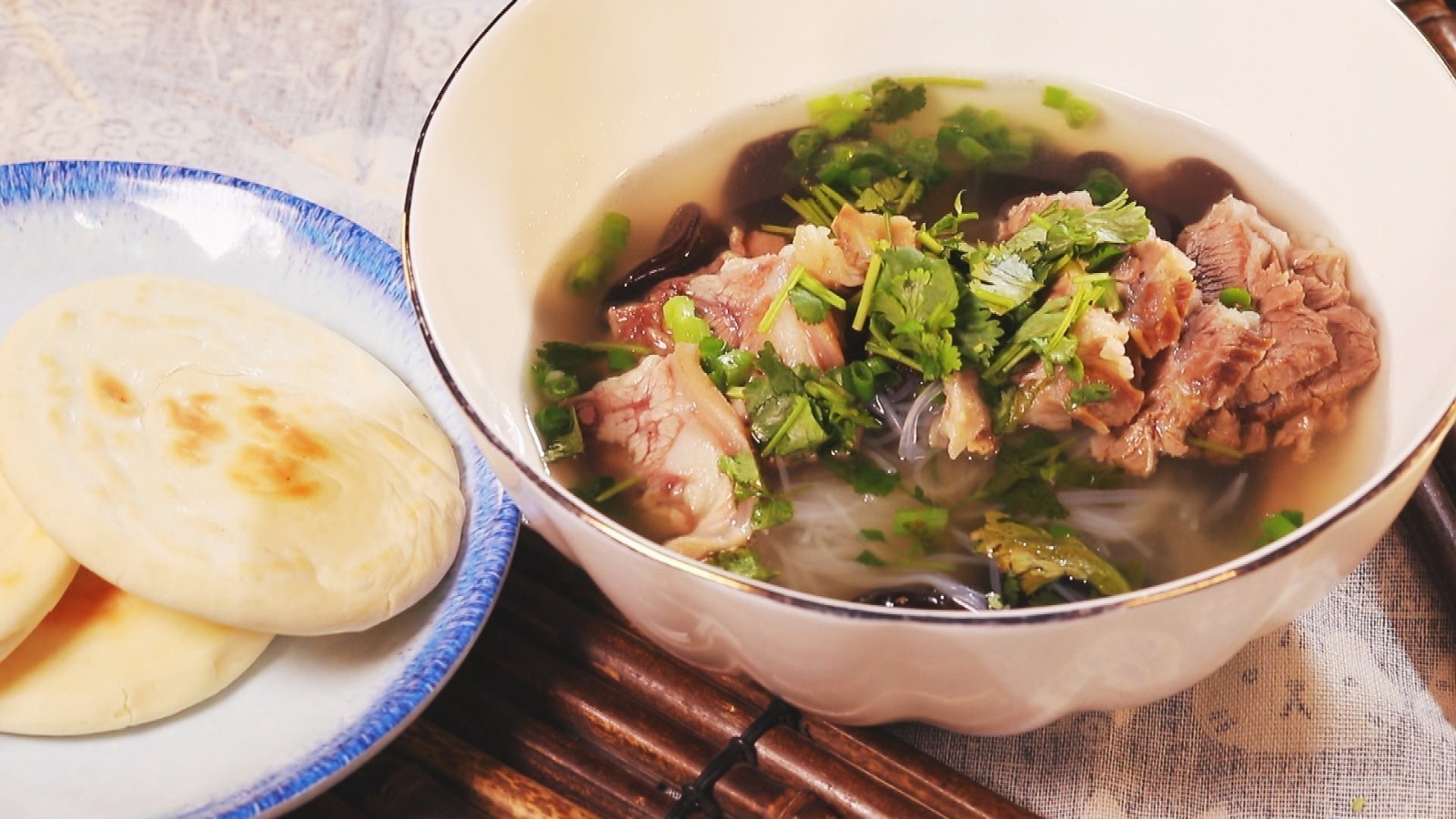 如何做出汤清肉烂的“水盆羊肉”?哪“三白”调料最和羊肉相配! 如何做出汤清肉烂的“水盆羊肉”?哪“三白”调料最和羊肉相配!