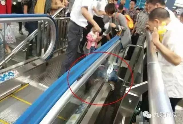 揪心!无锡四岁男童商场里10米高处坠落 千万别