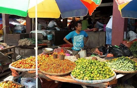 印尼2岁男孩染上烟瘾,一天抽掉游客两包烟,得