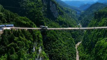 中国基建又秀技!在300米高悬空桥开运输车犹如走钢丝 中国基建又秀技!在300米高悬空桥开运输车犹如走钢丝