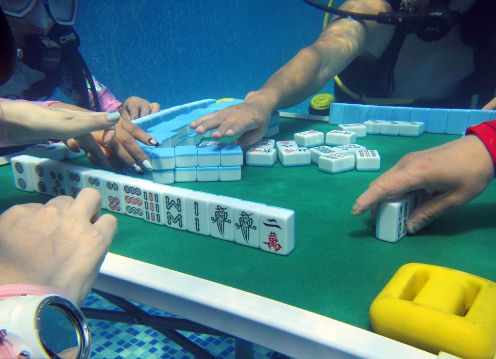 重庆人麻将玩出新高度 水下搞起了麻将赛
