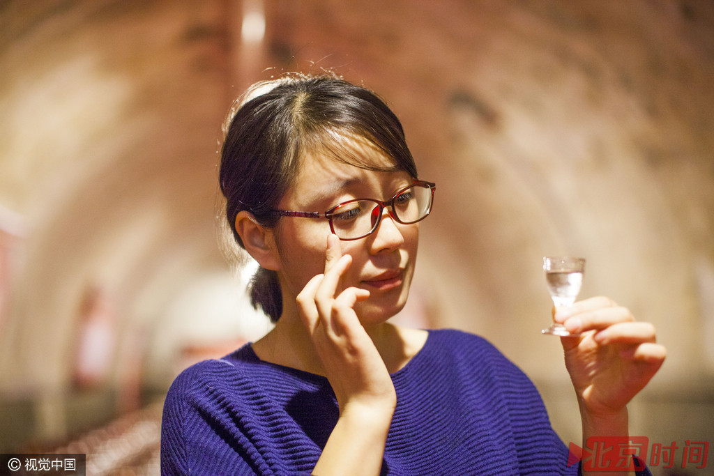 女品酒师的一天：日饮