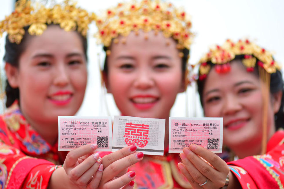 这是郑州铁路局近四年来举办的第7场集体婚礼，至今已有162对新人由此喜结良缘。