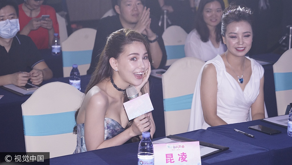 24日,广东惠州,昆凌出席童装品牌发布会,已经是两个孩子的妈了,昆凌依旧少女感满满,身穿紫色抹胸礼服,性感事业线尤为抢镜,台下捧脸卖萌表情可爱十足。