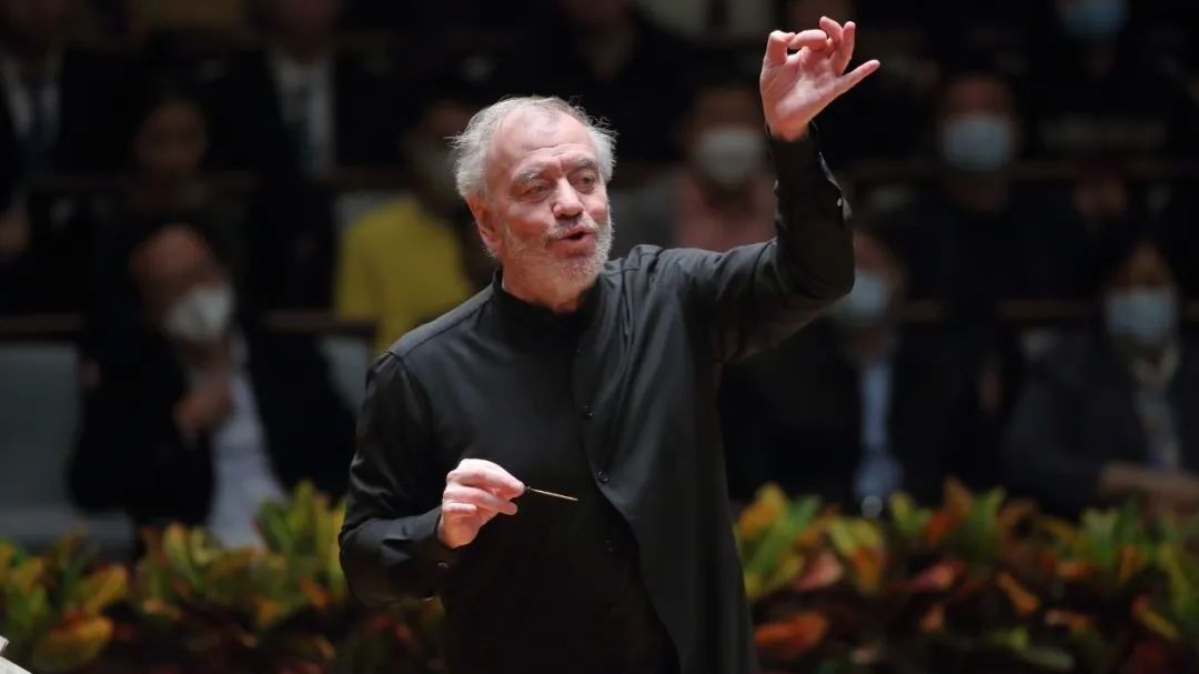 阔别3年指挥大师捷杰耶夫盛大归来 国家大剧院奏响《红旗颂》 阔别3年指挥大师捷杰耶夫盛大归来 国家大剧院奏响《红旗颂》