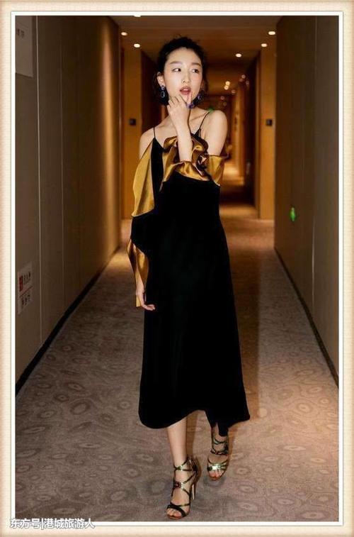 周冬雨夏天穿毛衣就算了,短裤还遮不住安全裤