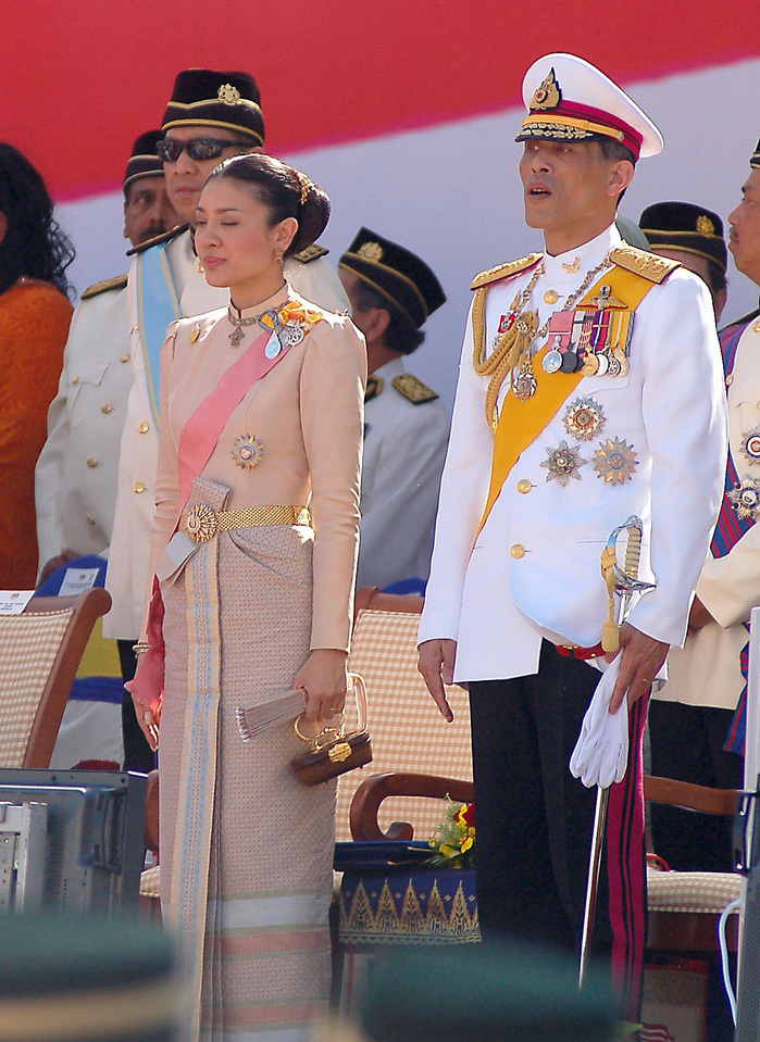 拉玛十世，汉名郑冕，现任国王。拉玛九世之子。兼任皇家空军上将、皇家禁卫军第一师禁卫团团长的职务。